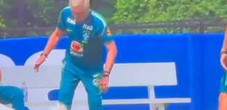 Carlo Ancelotti ŻONGLUJE PIŁKĄ na treningu Brazylii i... xD [VIDEO]